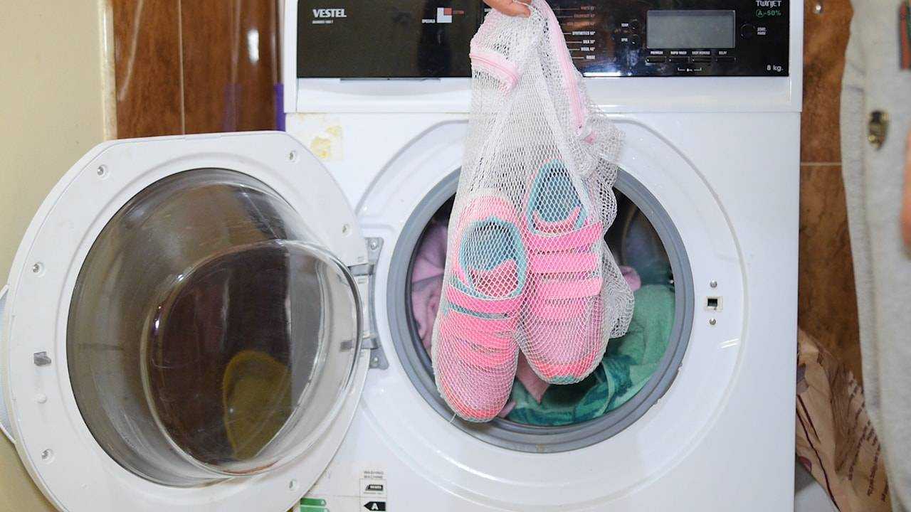 Как постирать замшевые кроссовки в стиральной машине и руками
