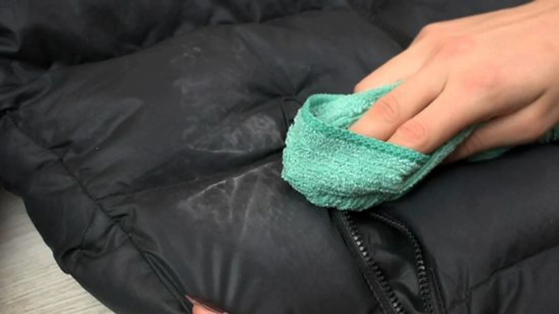 Как убрать разводы на куртке после стирки