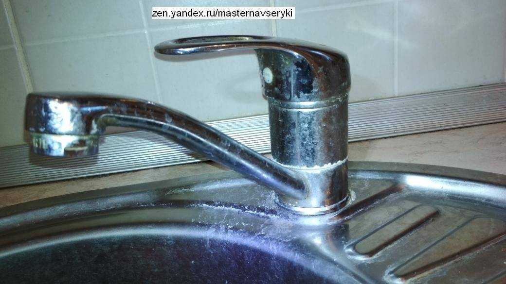 Известковый налет на сантехнике и кранах: как избавиться, химические и народные средства