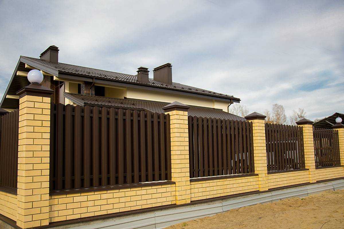 Красивые заборы для частных загородных домов из профнастила, ограждения из дерева в современном стиле: недорогие и красивые изделия из металла
 - 43 фото