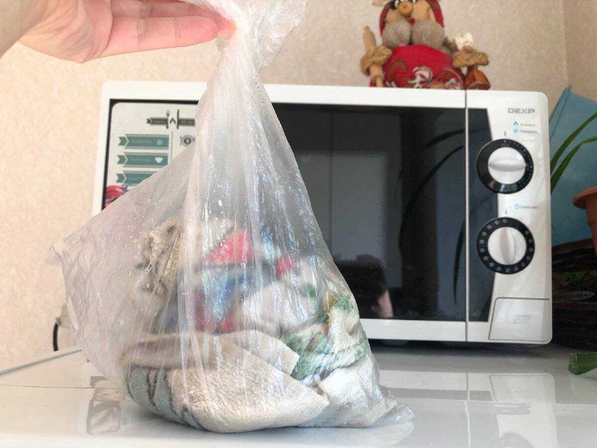 Как отстирать и отбелить грязные кухонные полотенца с помощью микроволновки?