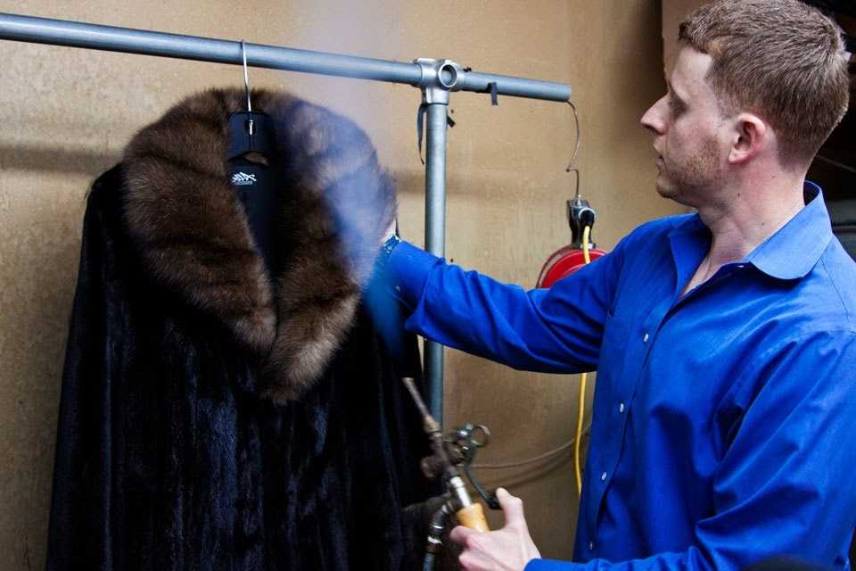 Как быстро и эффективно почистить шубу из мутона в домашних условиях?