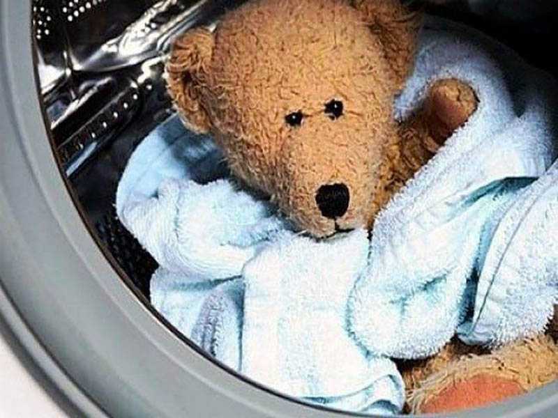 Как почистить мягкую игрушку с механизмом внутри, которую нельзя постирать