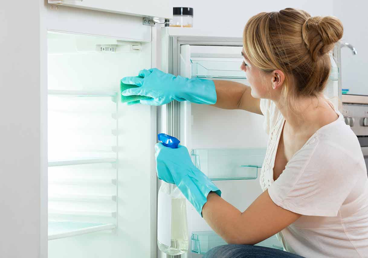 5 способов как быстро убрать запах из холодильника в домашних условиях