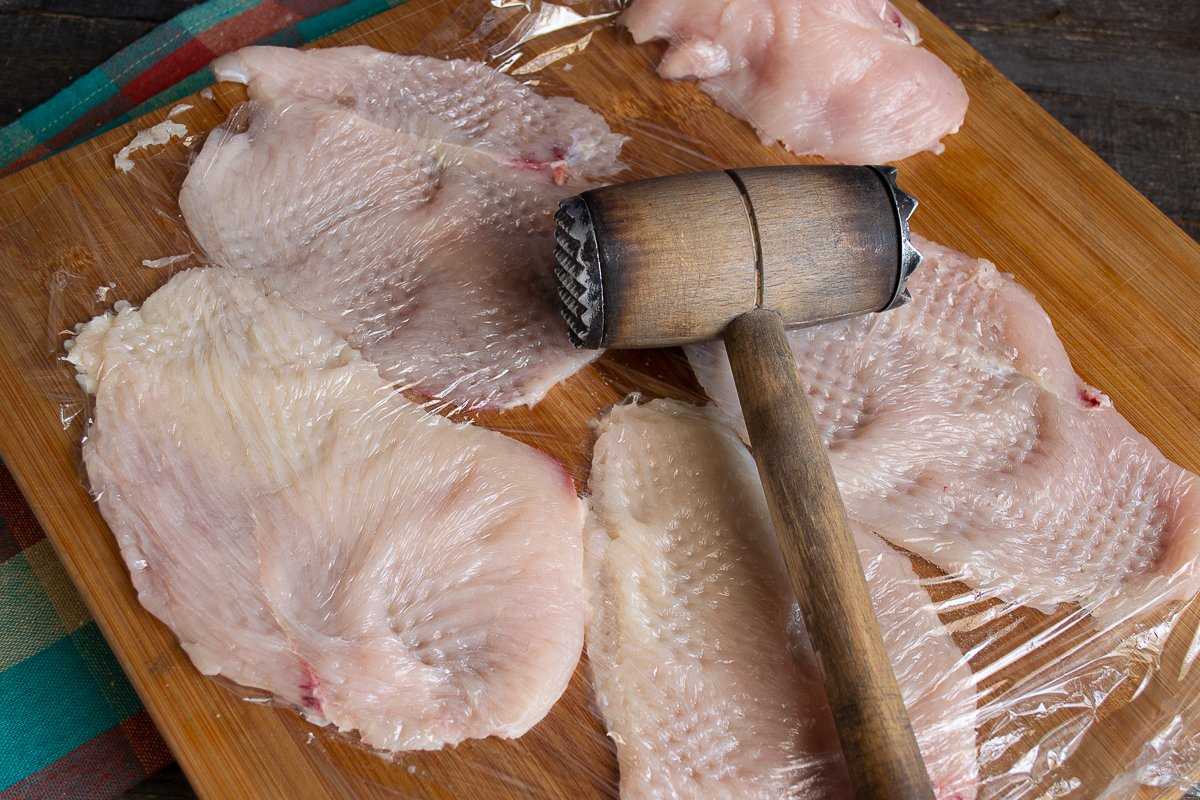 Чем отбить мясо, если нет специального молотка? полезные советы