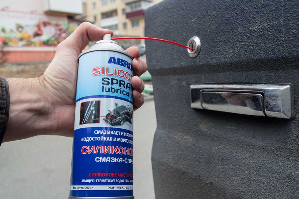 Чем оттереть графитовую смазку от одежды. способы отмывания силиконовой смазки. эффективные способы удаления смазки с одежды