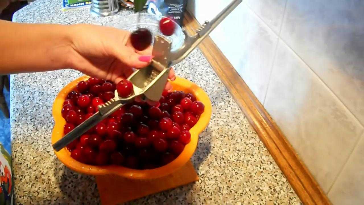Как убрать из вишни косточки в домашних условиях?