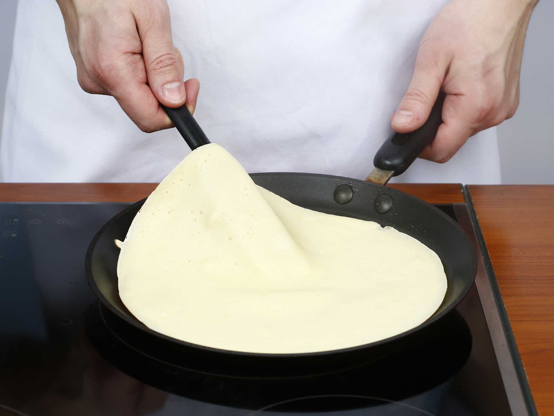 Как пожарить вкусные блинчики, чтобы они не рвались и не прилипали к сковороде +видео