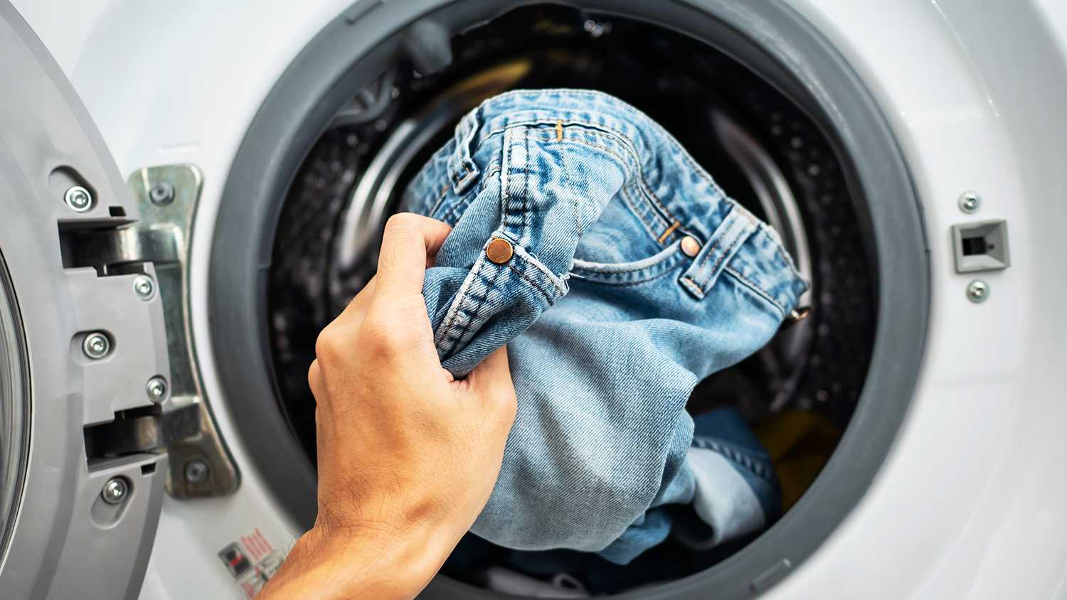 Как стирать болоньевый плащ и куртку в стиральной машине дома